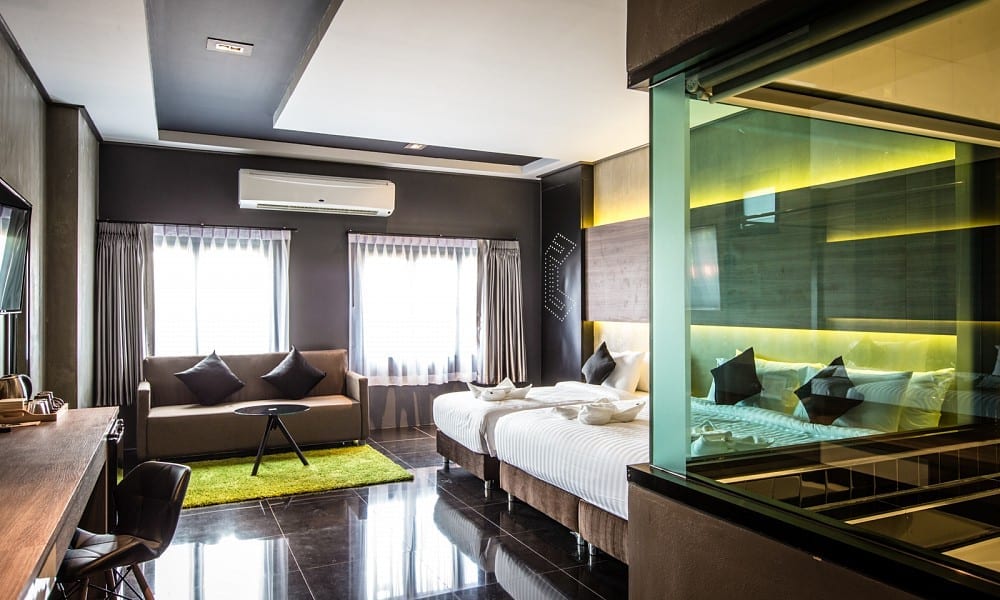 ห้อง Family Suite ของ Cresco Hotel Buriram มีโซฟารับแขกและห้องน้ำกระจกใสในตัว