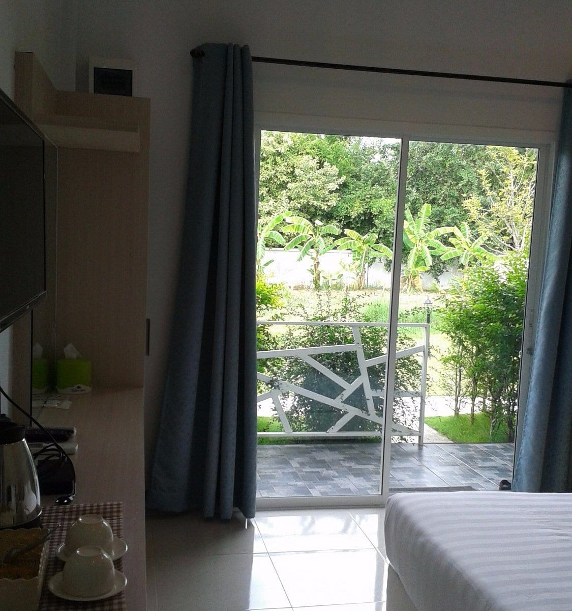 ห้องพักปรับอากาศพร้อมระเบียงส่วนตัวของ Grand Garden Home Resort บุรีรัมย์