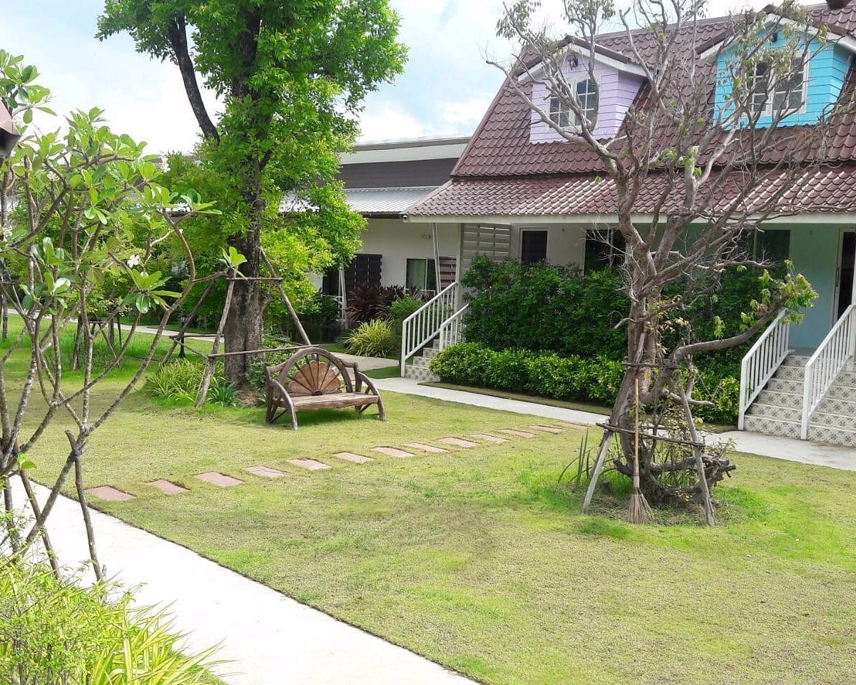 บรรยากาศสวนและพื้นที่นั่งเล่นกลางแจ้งของ Grand Garden Home Resort บุรีรัมย์