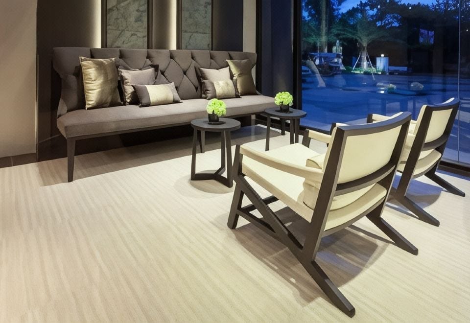 มุมเลานจ์และโซฟาของ Kesorn Boutique Hotel มองออกไปเห็นสวนยามค่ำ
