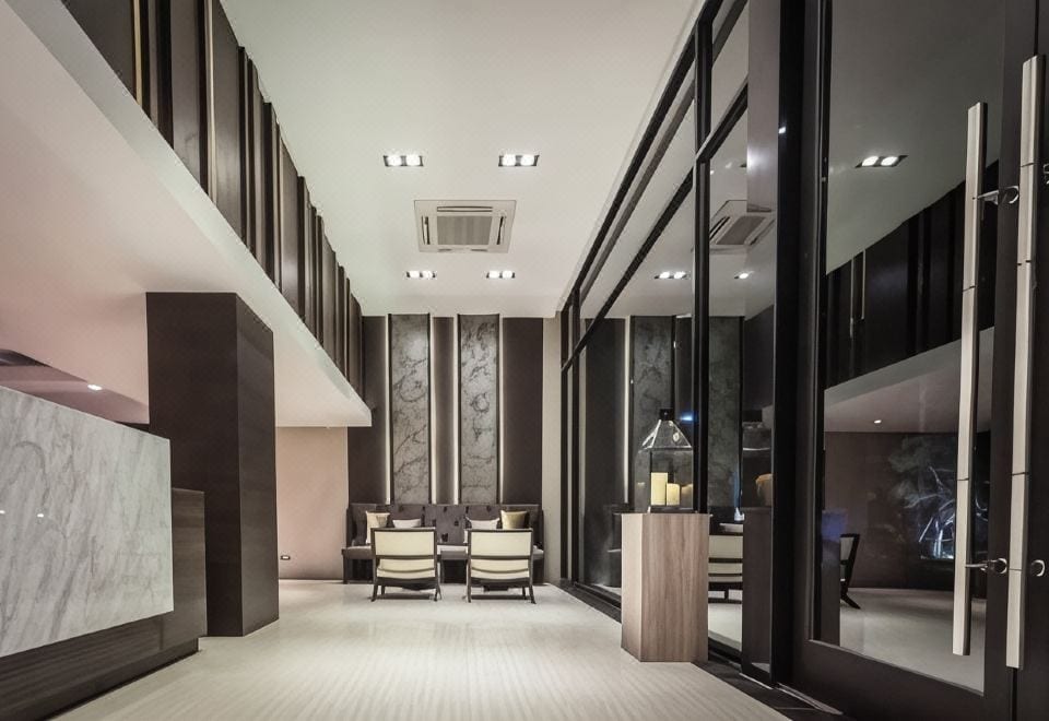 ล็อบบี้และเคาน์เตอร์ต้อนรับสไตล์โมเดิร์นโทนหินอ่อนของ Kesorn Boutique Hotel