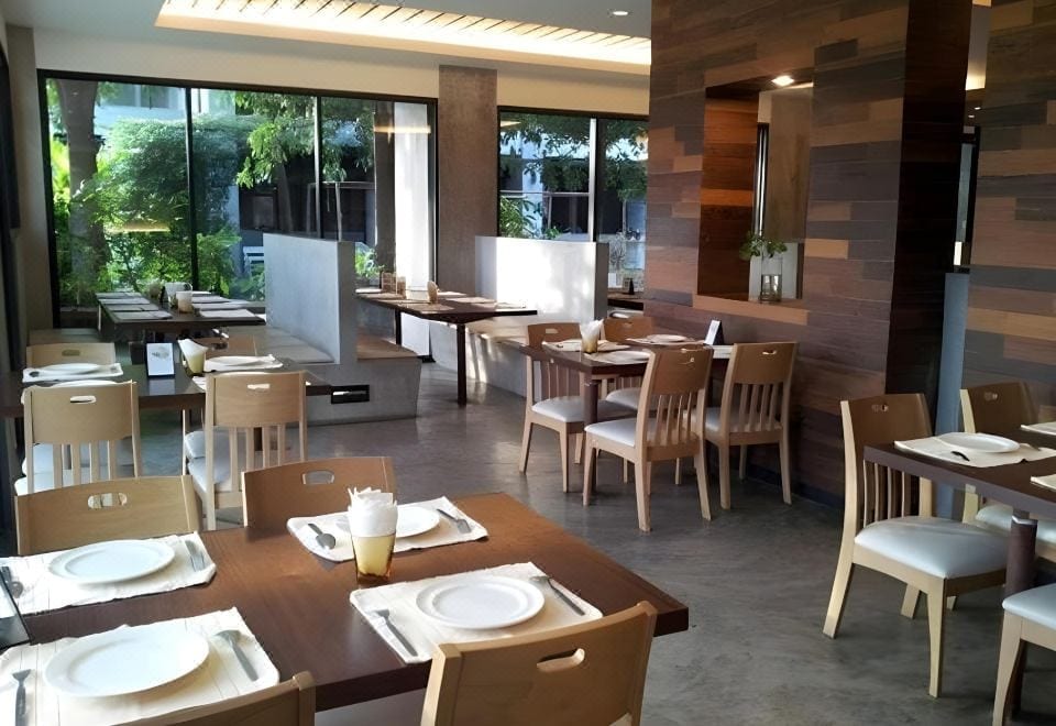 คาเฟ่และร้านอาหาร Klim Kitchen ของ Klim Hotel ตกแต่งสไตล์ลอฟต์โทนปูนและไม้