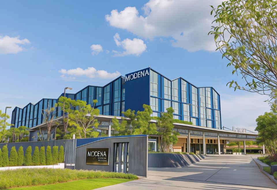 สระว่ายน้ำกลางแจ้งของ Modena by Fraser Buriram ริมระเบียงกว้าง