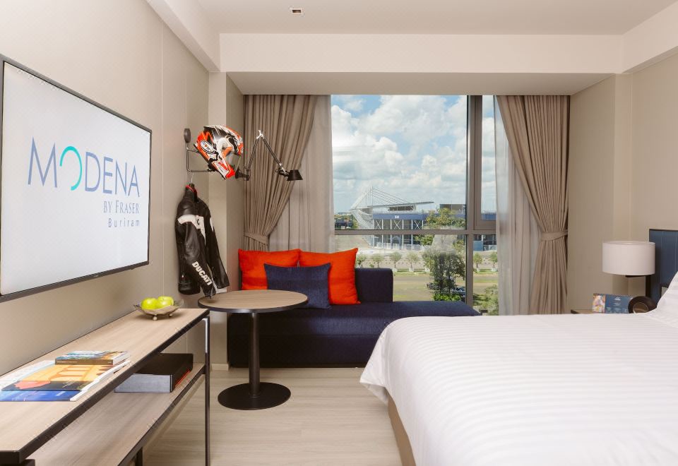 ห้องพักสไตล์โมเดิร์นของ Modena by Fraser Buriram เตียงนุ่มและโต๊ะทำงาน