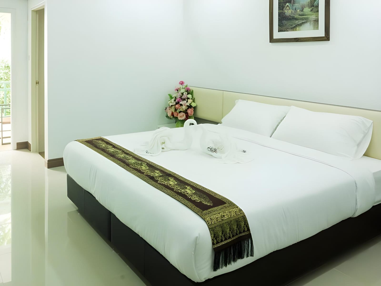 ระเบียงและพื้นที่สวนของ NP Hotel Buriram บรรยากาศเงียบสงบ