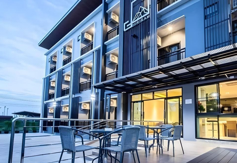 อาคารและสวนของ Panorama Hotel Buriram สไตล์รีสอร์ตรอบสระน้ำ เชิงเขากระโดง