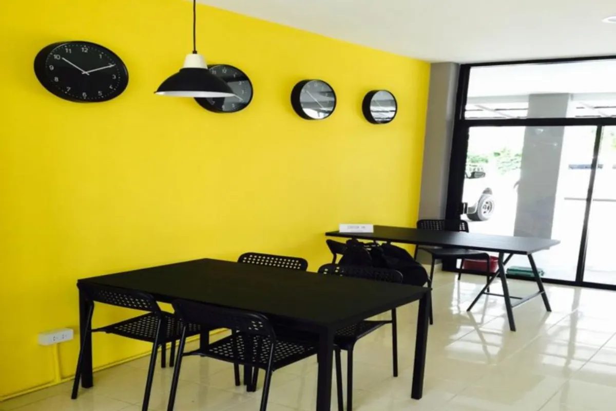 ห้องพักของ P Hostel Buriram เตียงนุ่มสะอาด ม่านทึบกันแสง