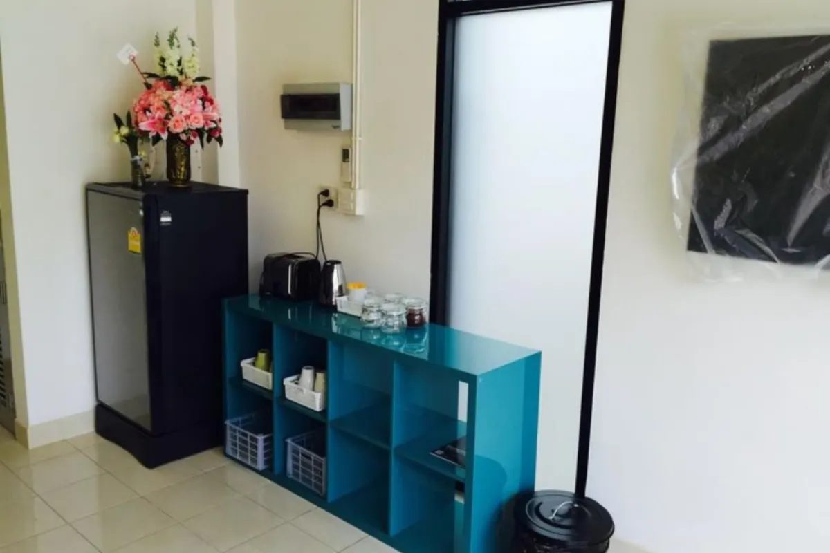 มุมห้องพักและพื้นที่ของ P Hostel Buriram บรรยากาศเรียบง่าย