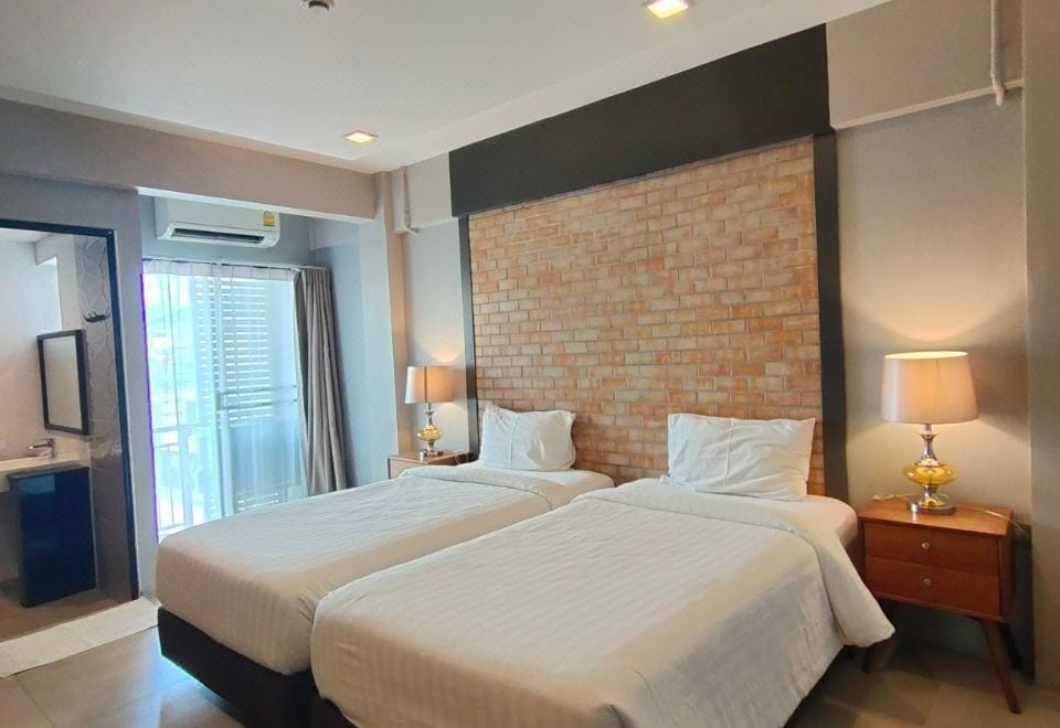 อาคาร QOO Hotel Buriram โรงแรมบูทีคขนาดเล็กสไตล์วินเทจกลางเมืองบุรีรัมย์