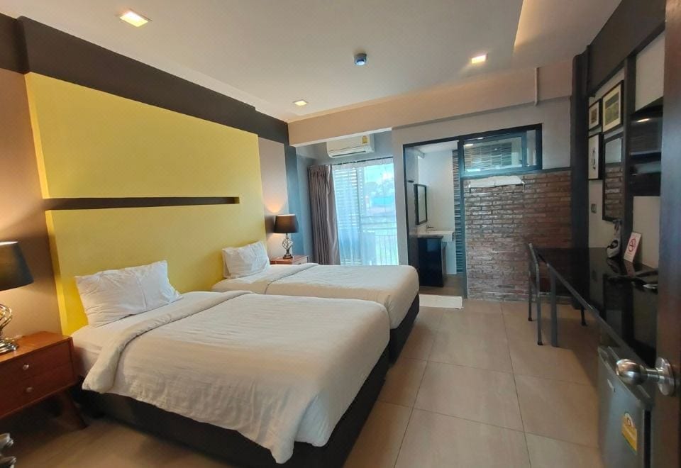 ห้องพักตกแต่งโทนวินเทจของ QOO Hotel Buriram พร้อมเตียงและงานตกแต่งน่ารัก