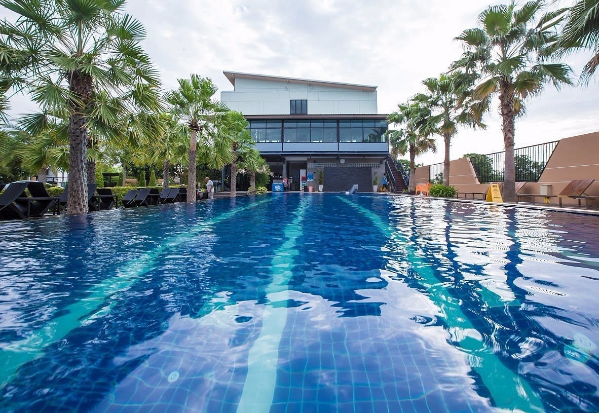 สระว่ายน้ำเกลืออินฟินิตี้ของ Ray Hotel Buriram พร้อมสระเด็ก