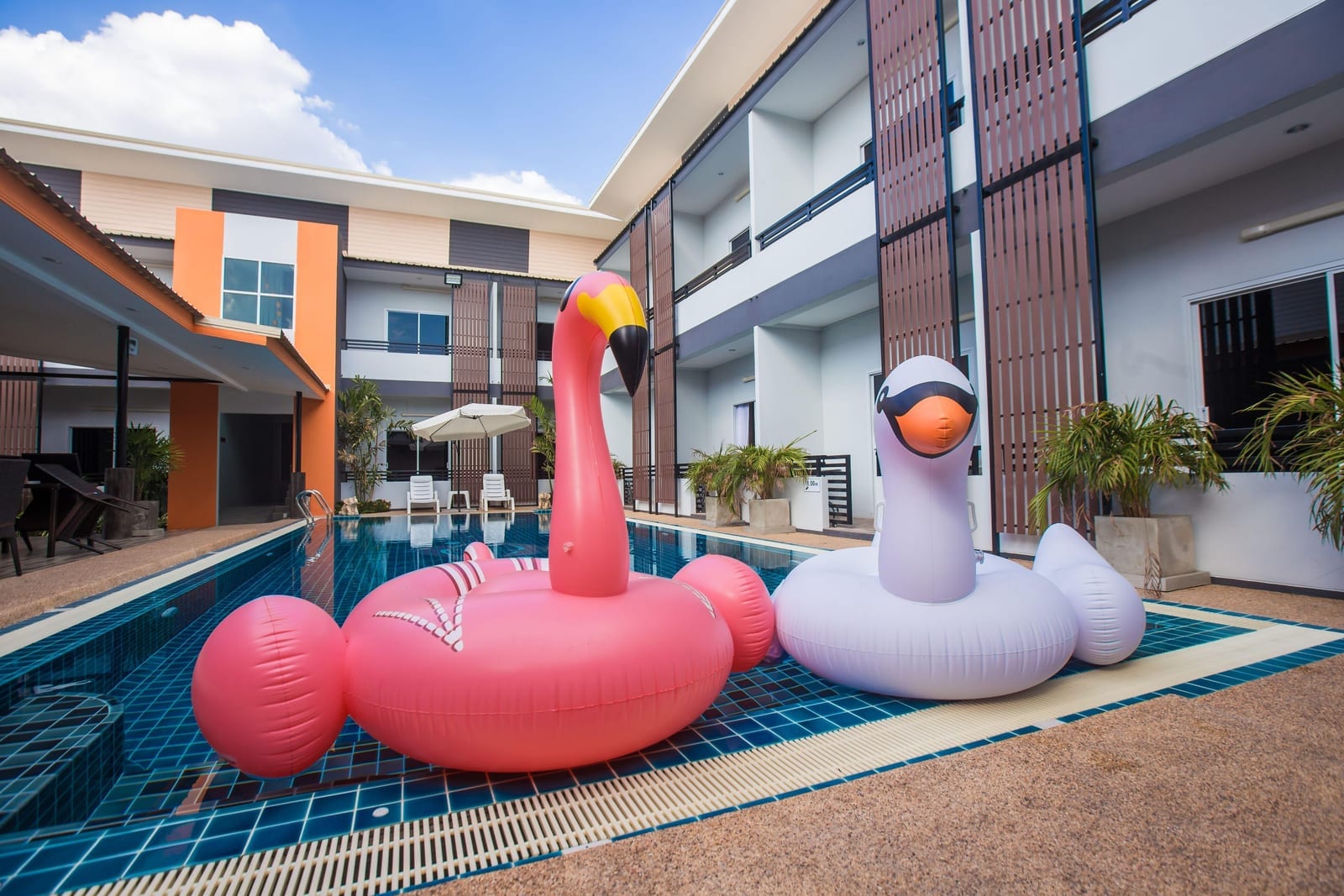 สระว่ายน้ำกลางแจ้งและพื้นที่ส่วนกลางของ The S.G. Hotel Buriram