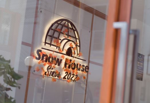 บรรยากาศอาคารและส่วนต้อนรับของ SNOW HOUSE Buriram ย่านจิรนคร