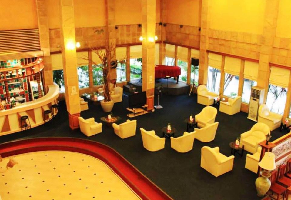 อาคาร Thepnakorn Hotel บุรีรัมย์ ใจกลางเมืองบนถนนจิระ