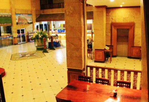 สระว่ายน้ำกลางแจ้งของ Thepnakorn Hotel บุรีรัมย์