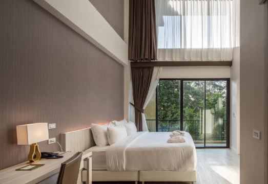อาคารและสวนสีเขียวของ TREX Buriram Boutique Hotel ในบรรยากาศเงียบสงบ