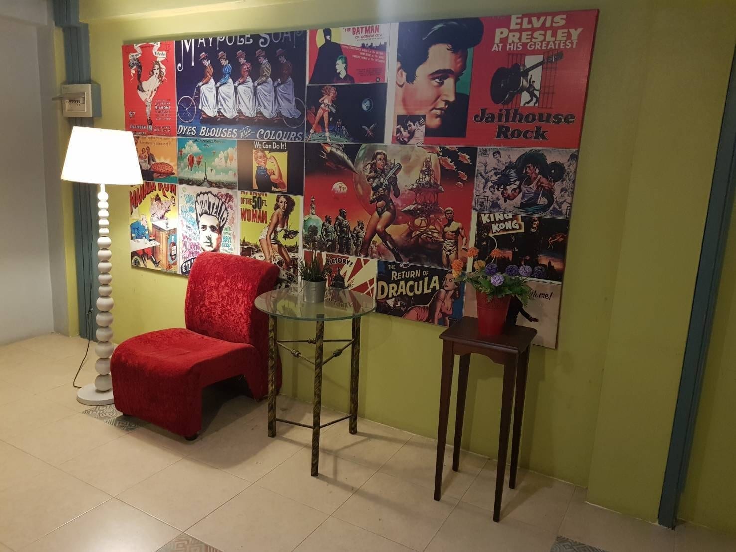 บรรยากาศตึกแถวรีโนเวตของ The Chill Classic House บนถนนมหาจักรพรรดิ ใกล้สถานีรถไฟแปดริ้ว