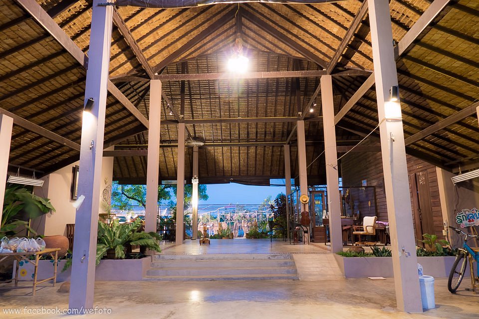 ห้องพักสไตล์บ้านไร่ชายทุ่งมีระเบียงส่วนตัวของ Dheva Resort คลองเขื่อน