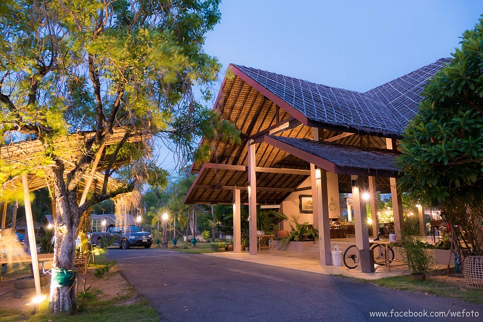 มุมสวนและพื้นที่ส่วนกลางวิวทุ่งนาของ Dheva Resort ฉะเชิงเทรา