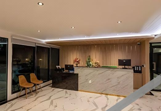 ห้องพักของ Heaven Hotel ฉะเชิงเทรา เตียงใหญ่ ตกแต่งโทนอบอุ่น ดูใหม่สะอาด