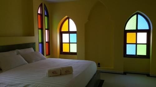 มุมห้องพักและของตกแต่งสีสันแบบโมร็อกโกของ Malone Maranatha ฉะเชิงเทรา