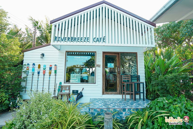 ระเบียงไม้ริมน้ำของ River Breeze ฉะเชิงเทรา ยื่นลงแม่น้ำบางปะกง มีโต๊ะนั่งเล่น