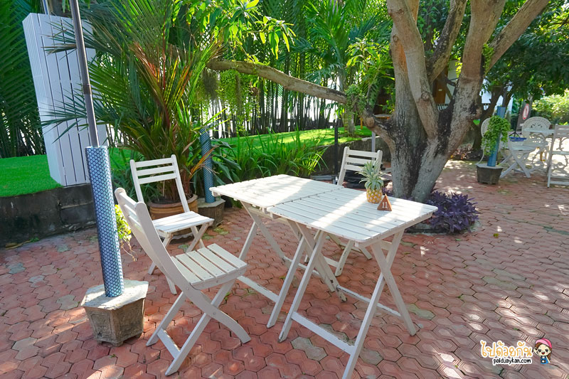 มุมนั่งเล่นริมแม่น้ำบางปะกงของ River Breeze บรรยากาศเงียบสงบรับลมเย็น