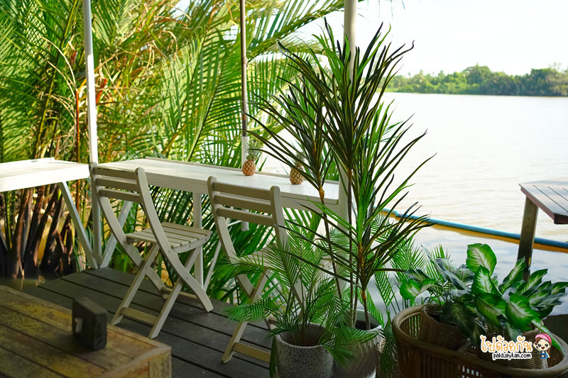 ห้องพักของ River Breeze ตกแต่งโทนขาวสะอาดตา มีแอร์และทีวีจอแบน