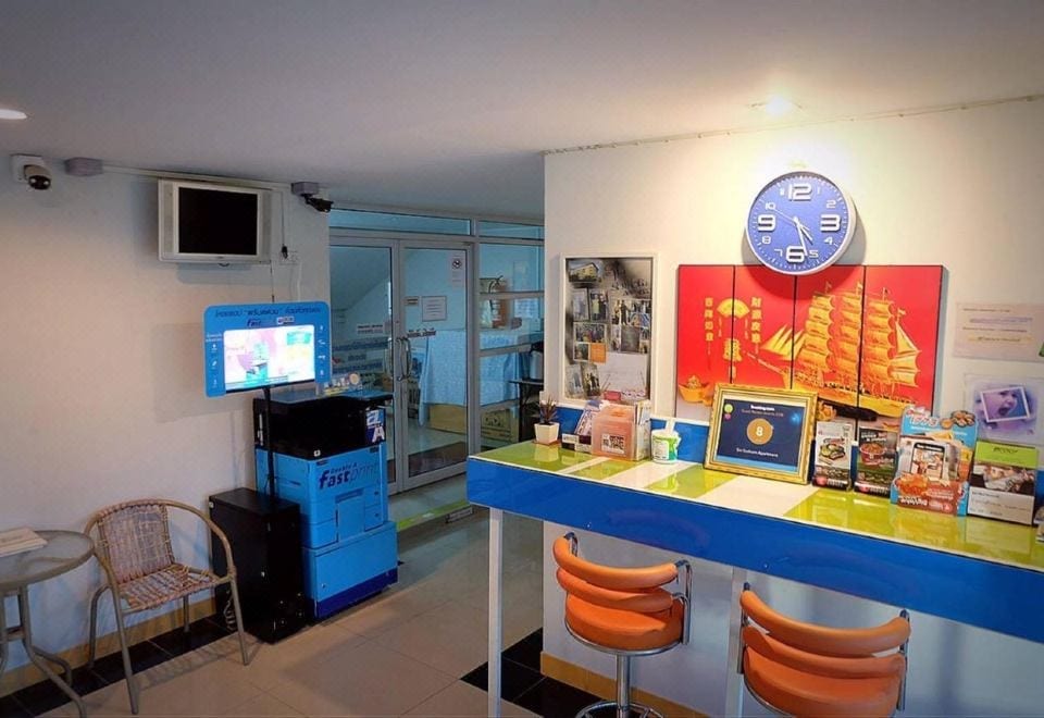 ห้องพักของ Siri Sothorn Apartment ฉะเชิงเทรา เตียงเรียบง่าย พร้อมตู้เย็นและทีวีในห้อง