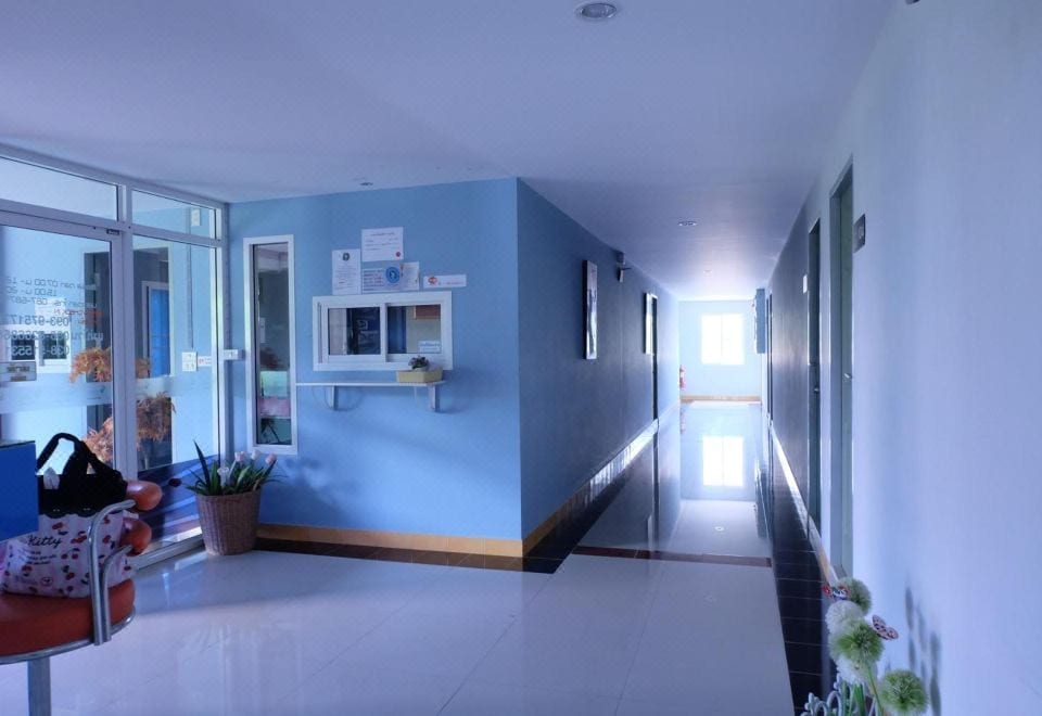 มุมห้องพักและระเบียงของ Siri Sothorn Apartment ฉะเชิงเทรา