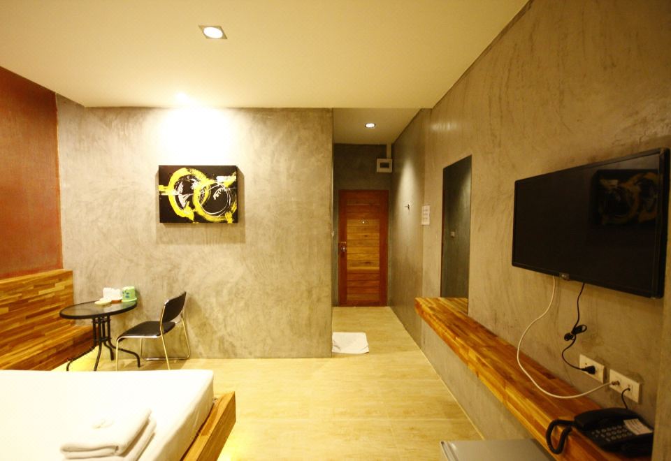 อาคารห้องพักของ Suanmaithara Resort ฉะเชิงเทรา ตั้งอยู่ในสวนเงียบ ๆ จอดรถได้หน้าห้อง