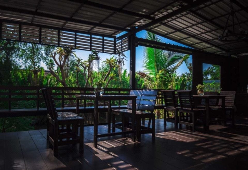 ห้องพัก Deluxe Studio ของ Sunee View Hotel ฉะเชิงเทรา เตียงคิง ผ้าปูสะอาด มีทีวีจอแบนและตู้เย็น