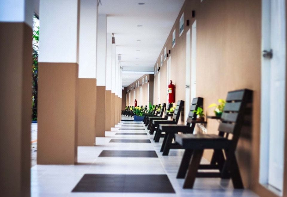 มุมสวนและพื้นที่นั่งเล่นของ Sunee View Hotel ฉะเชิงเทรา บรรยากาศร่มรื่นเงียบสงบ