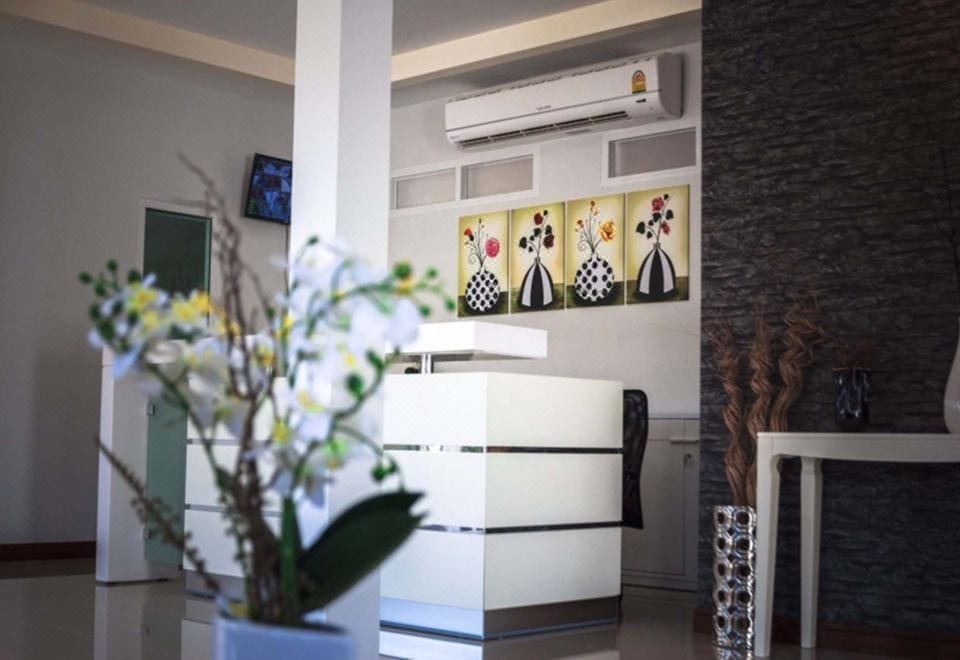 อาคารและที่จอดรถของ Sunee View Hotel ฉะเชิงเทรา โรงแรมเล็กในตัวเมือง