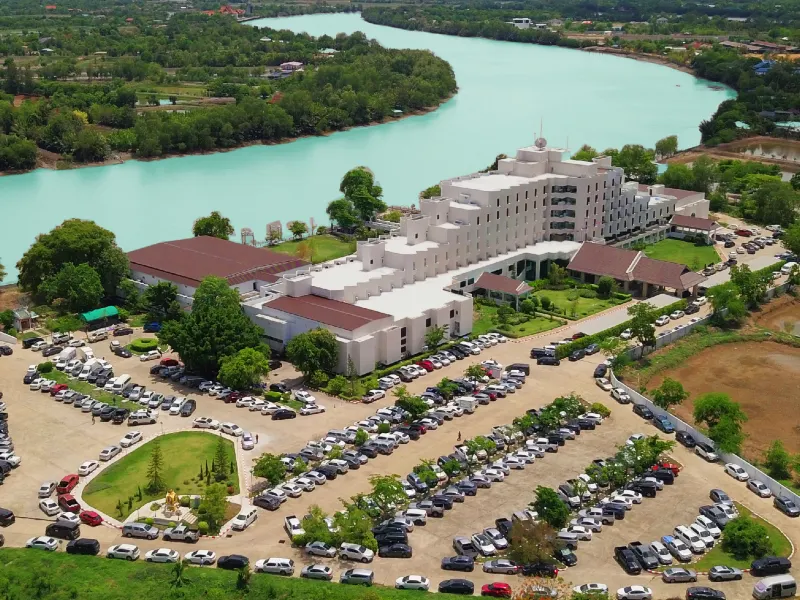 บรรยากาศริมแม่น้ำบางปะกงและตัวอาคารของ Suntara Wellness Resort ยามเย็น