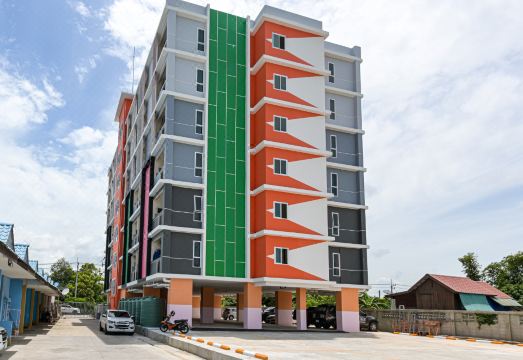 ห้องพัก Deluxe ของ The Wish Hotel ฉะเชิงเทรา เตียงใหญ่ ผ้าปูขาวสะอาด มีโต๊ะทำงาน