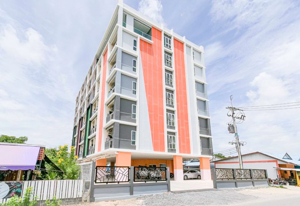 มุมห้องพักพร้อมประตูออกระเบียงวิวเมืองของ The Wish Hotel ฉะเชิงเทรา