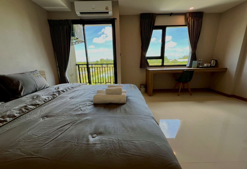 ห้องพักของ Wellgrow Service House ฉะเชิงเทรา เตียงใหญ่ ตกแต่งโทนสว่าง ดูใหม่สะอาด