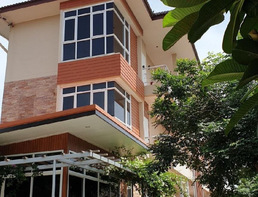 บรรยากาศร่มรื่นต้นไม้เยอะของ Yenjit Resort ฉะเชิงเทรา รีสอร์ตบังกะโลกลางเมือง