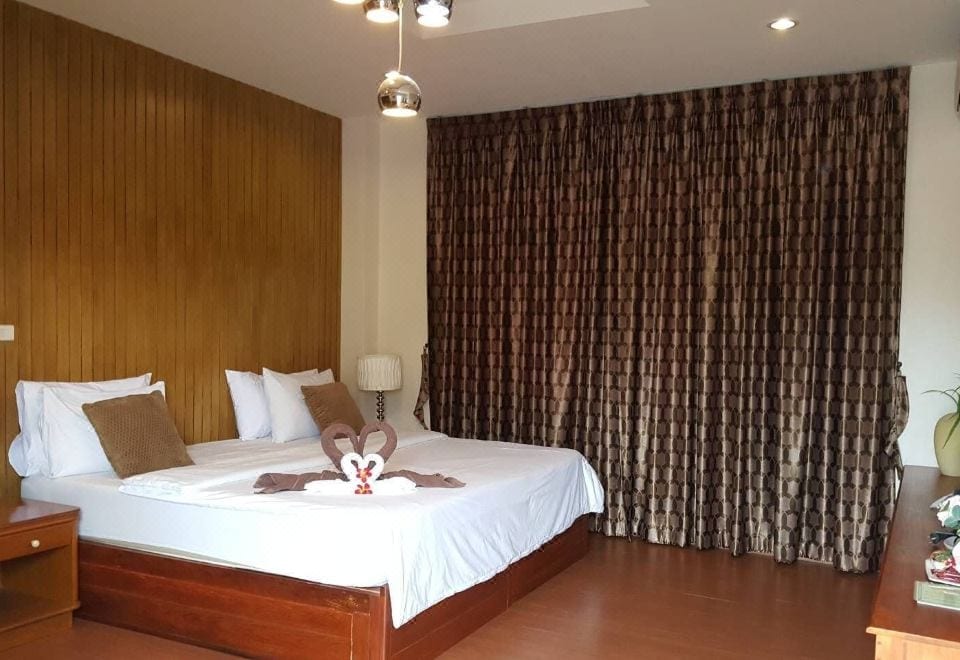 ห้องพักของ Yenjit Resort ฉะเชิงเทรา เตียงใหญ่ ผ้าปูสะอาด ดูกว้างขวาง