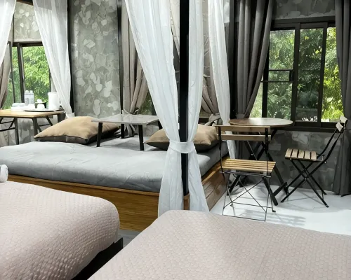 ห้องพักแบบครอบครัวของ Baan Bunga 199 Family พร้อมเตียงและระเบียง