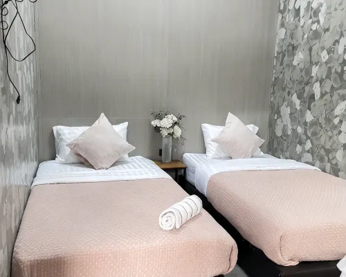 มุมบ้านพักและที่จอดรถหน้าห้องในย่านบ้านอ้อยน้อย ริมแม่น้ำเจ้าพระยา