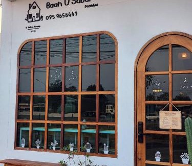 ห้องพักสไตล์มินิมอลของ Baan U Sabai Poshtel เตียงนุ่มและโทนสีเรียบ