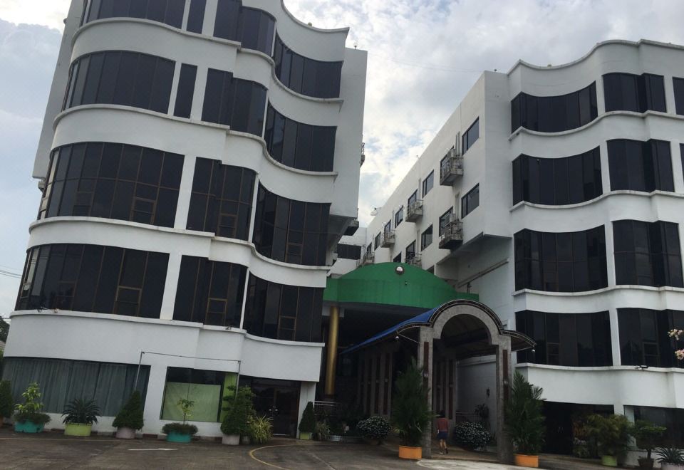 อาคารโรงแรม Chainat Thani Hotel ริมถนนพหลโยธิน ใจกลางเมืองชัยนาท