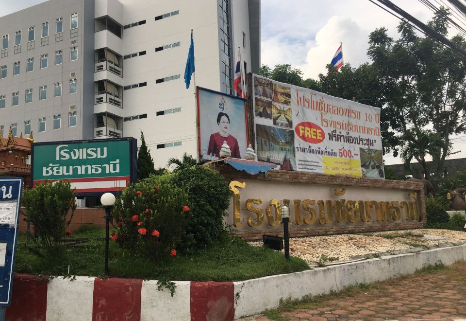 ห้องพักกว้างพร้อมเตียงใหญ่และหน้าต่างมองออกไปเห็นทุ่งนาและวัด