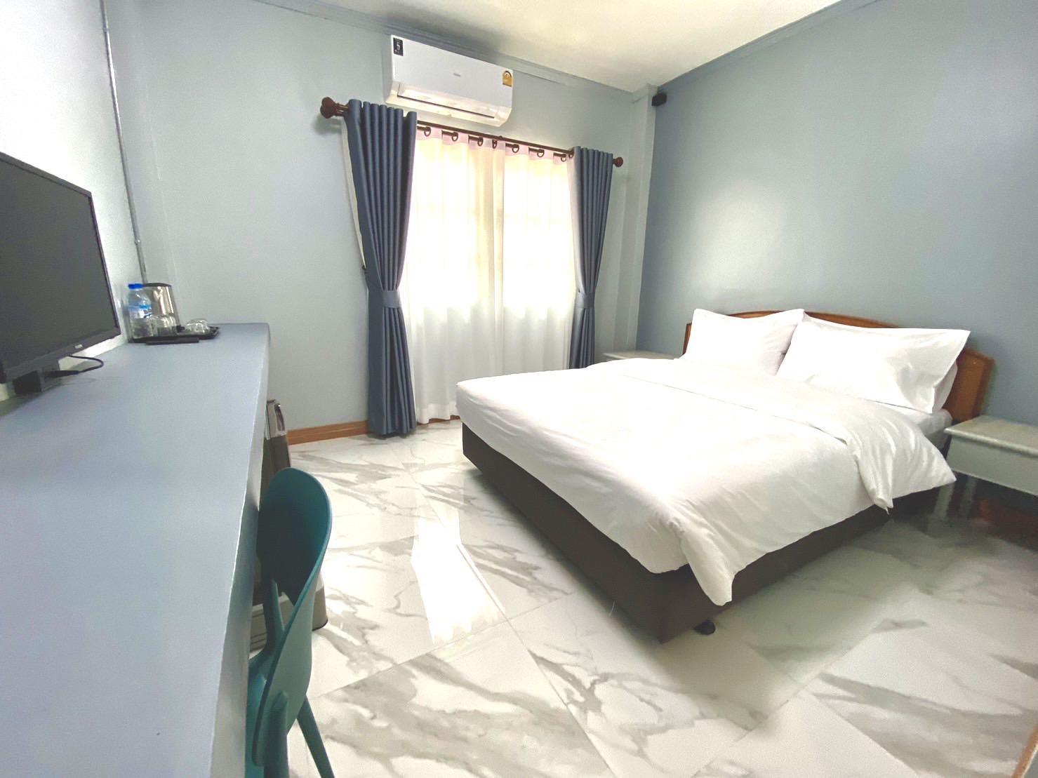 ห้องพักปรับอากาศที่ Chainatgrand Hotel ตกแต่งเรียบง่าย เตียงนุ่ม โทนสว่าง