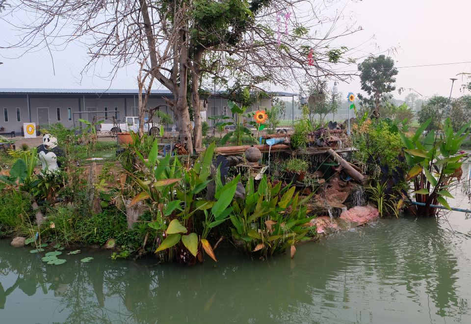 บังกะโลแยกหลังของ Check-in Resort ในบริเวณสวนร่มรื่น ย่านเขาท่าพระ ชัยนาท