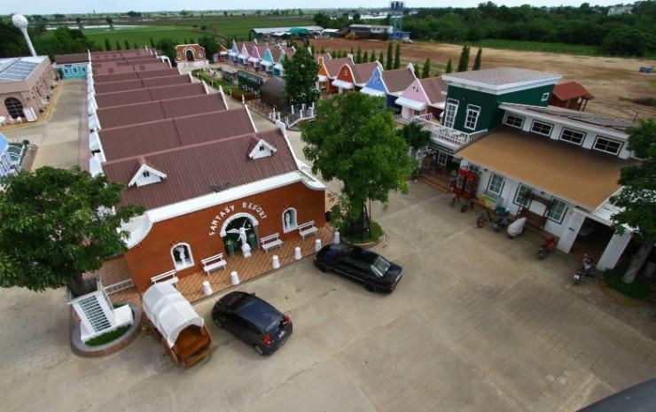 อาคารและบ้านพักธีมยุโรปวินเทจของ Fantasy Resort Chainat ชัยนาท