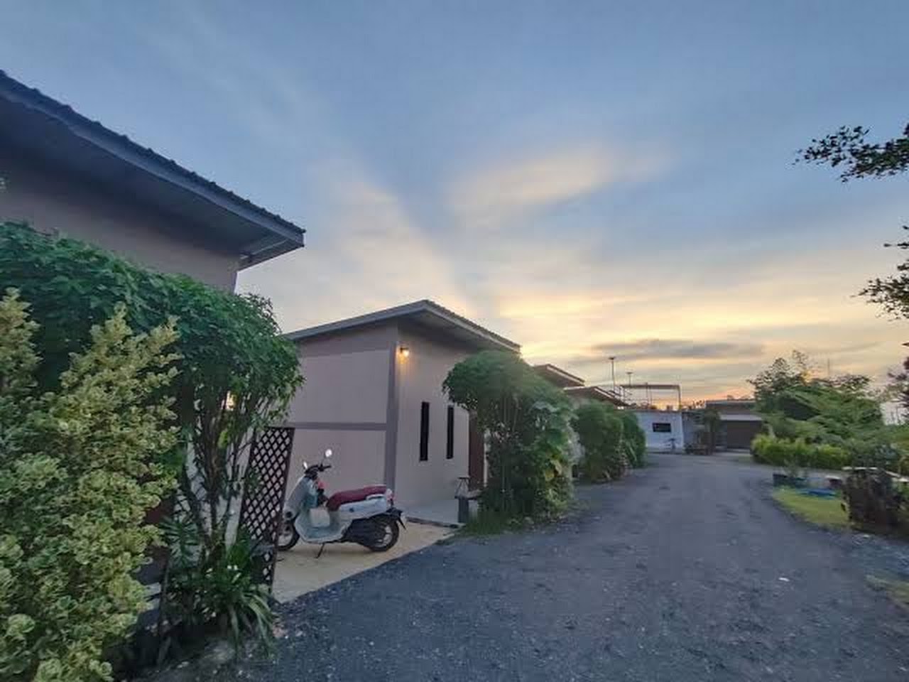 November Garden Pool Villa Chainat