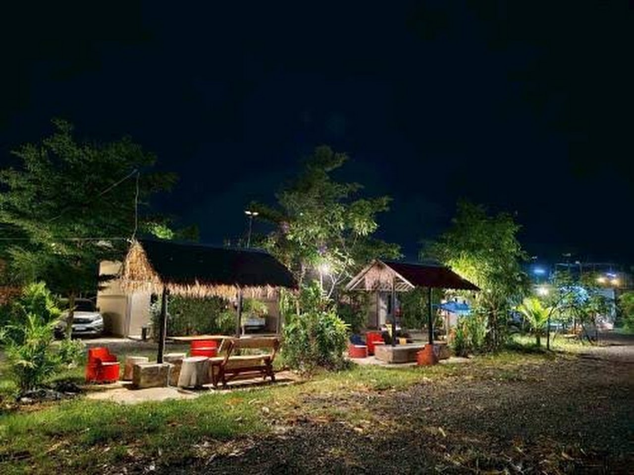 สระว่ายน้ำส่วนตัวกลางแจ้งและบรรยากาศทุ่งนาของ November Garden Pool Villa ชัยนาท